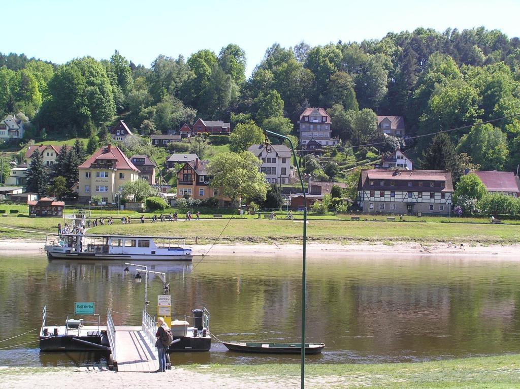 Hotel Saechsisches Haus Berggiesshübel Esterno foto