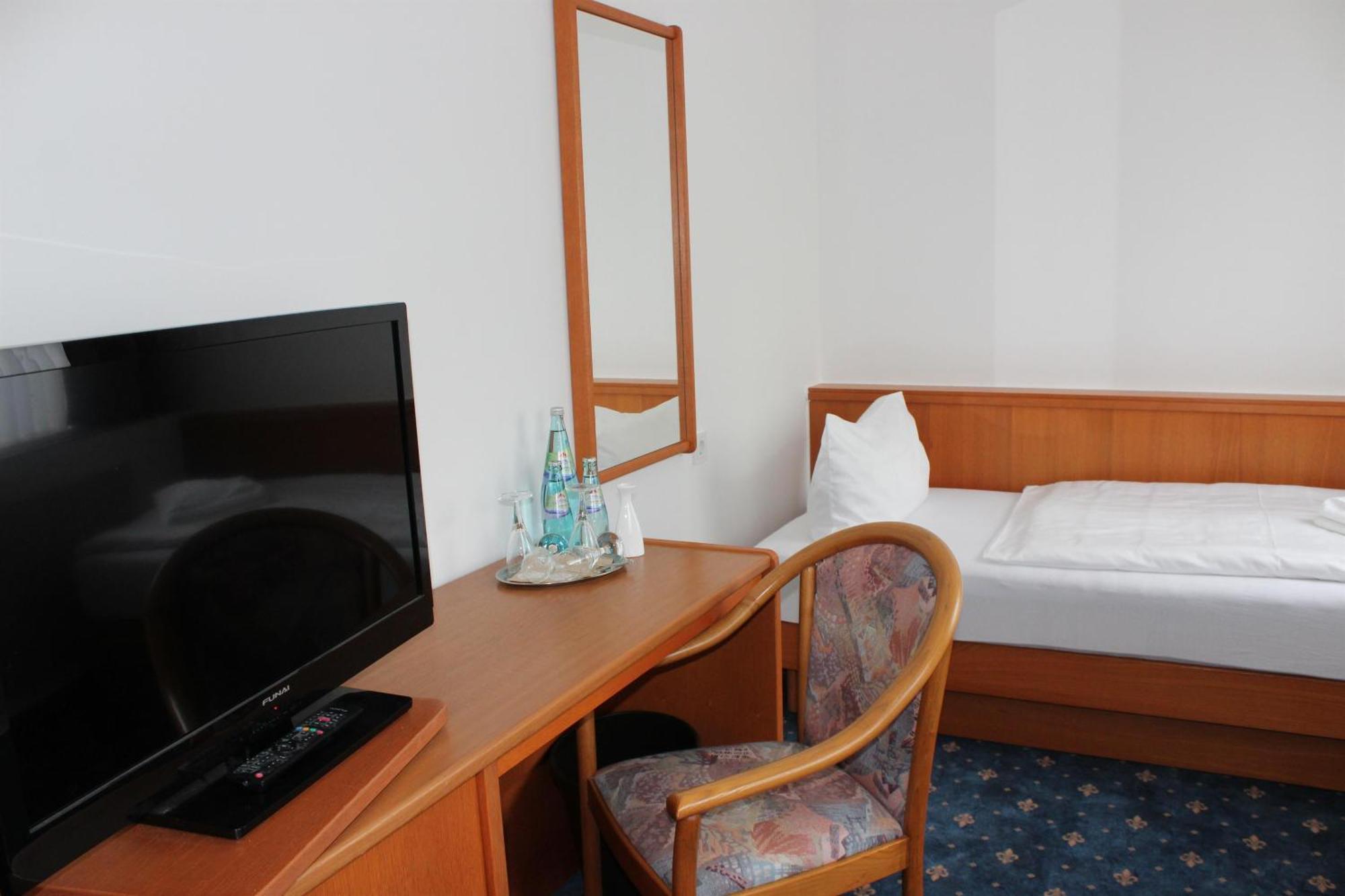 Hotel Saechsisches Haus Berggiesshübel Esterno foto